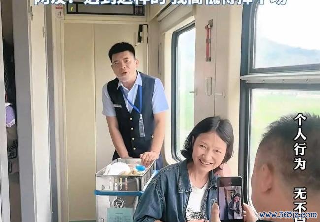 列车售货员请示搭客拍照开好意思颜 网友：太会话语了