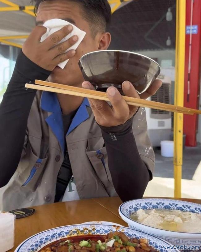 30岁须眉说最大缺憾是没叫过姆妈 笑颜背后的眼泪